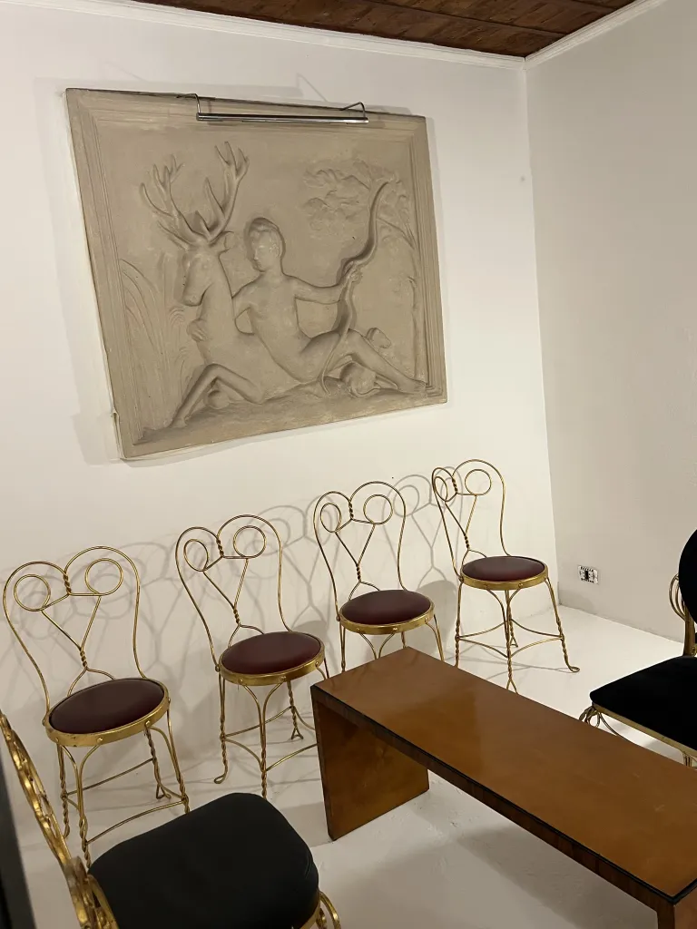 四把带金色细节的古董椅子