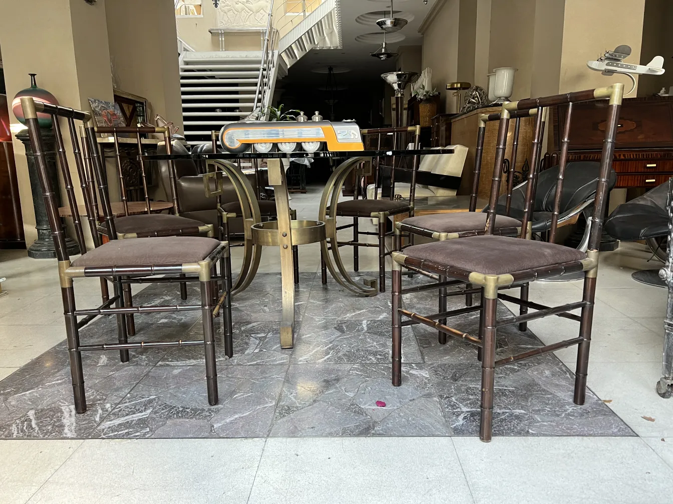 6把古董椅子在优雅环境中的视图，带有细节