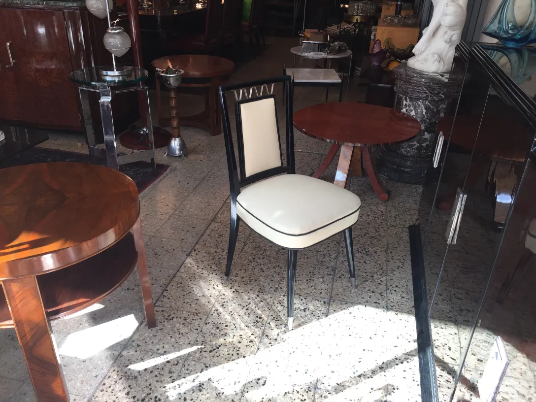 古董椅子的视图，配有圆形桌子的温馨环境