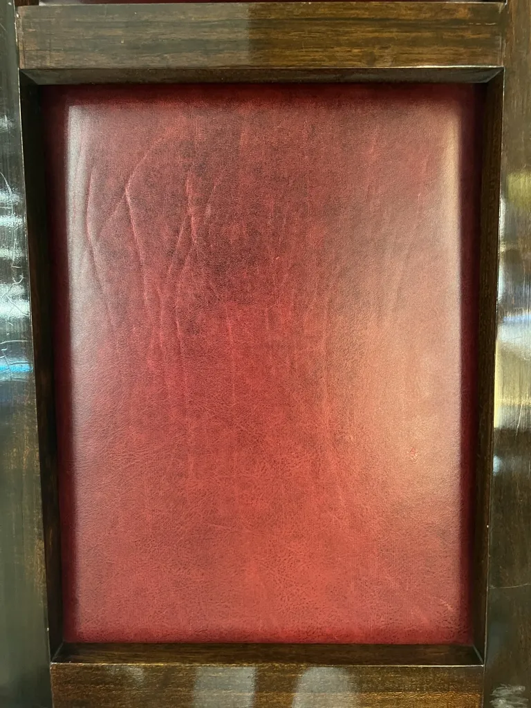 12把古典风格的深红色椅子，舒适的靠背