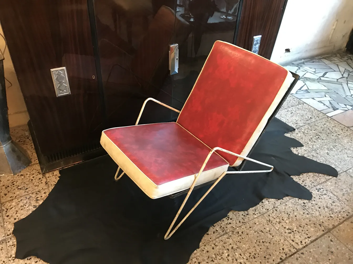 4 vintage garden armchairs with red backrest and metal base, in a cozy setting