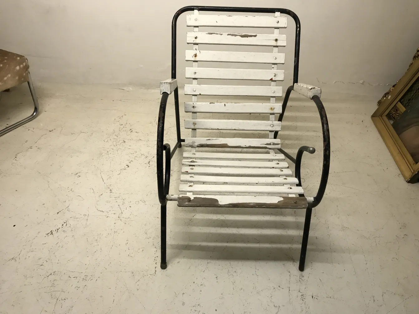 8 antique garden armchairs with a classic and appealing design in a relaxed setting.