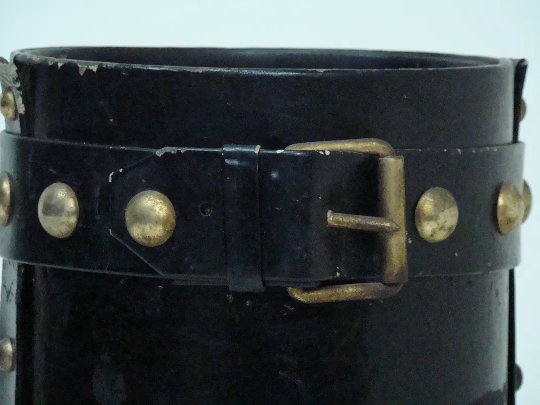 पुरातन छाता स्टैंड शीर्ष पर सोने के विवरण के साथ