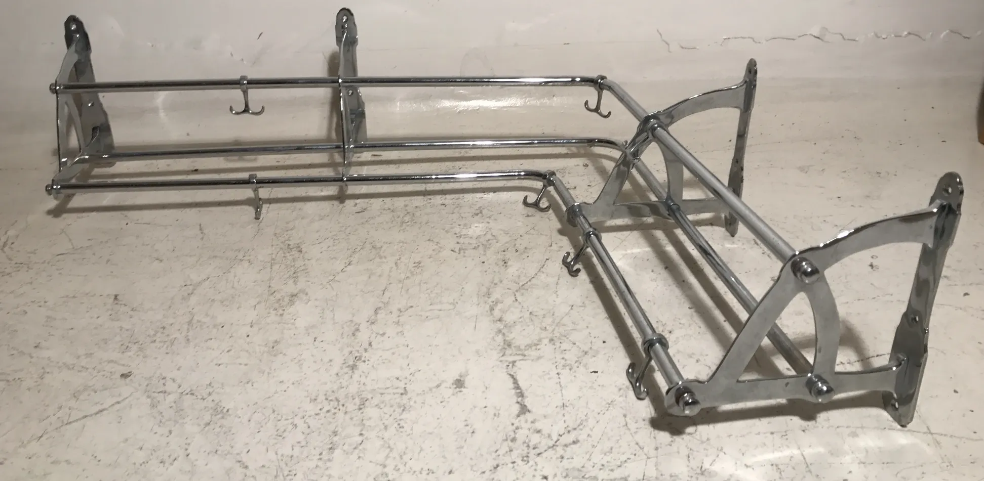 पुराना कपड़े टांगने का स्टैंड, हल्के पृष्ठभूमि के साथ कई हुक