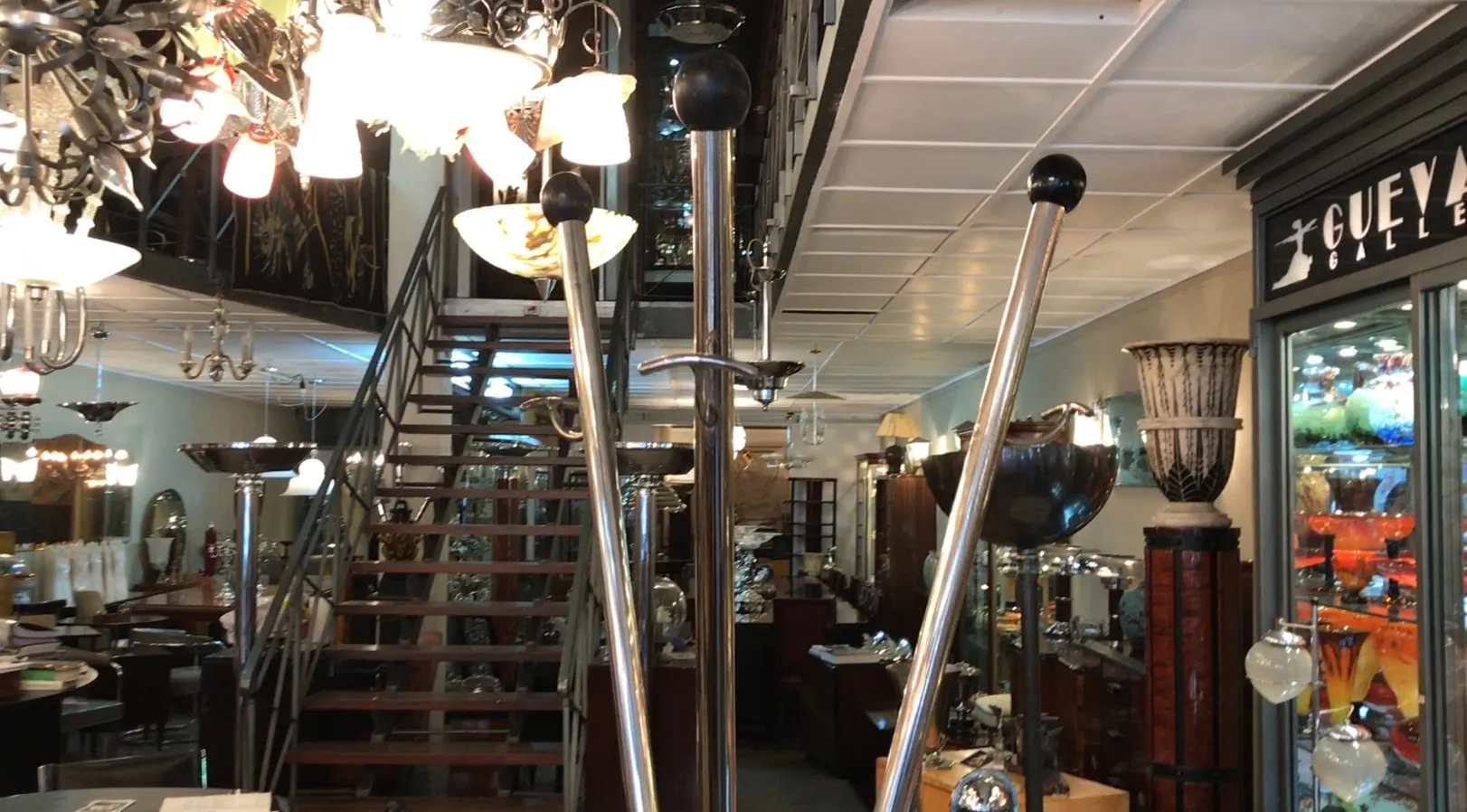 पुराना कपड़े टांगने का स्टैंड जिसमें सजावटी विवरण हैं, प्राचीन सेटिंग में