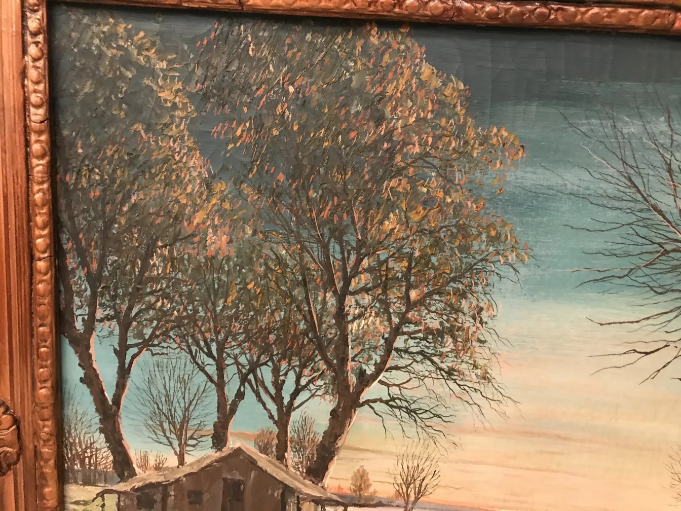 Vista de uma paisagem com árvores de outono e uma casa antiga