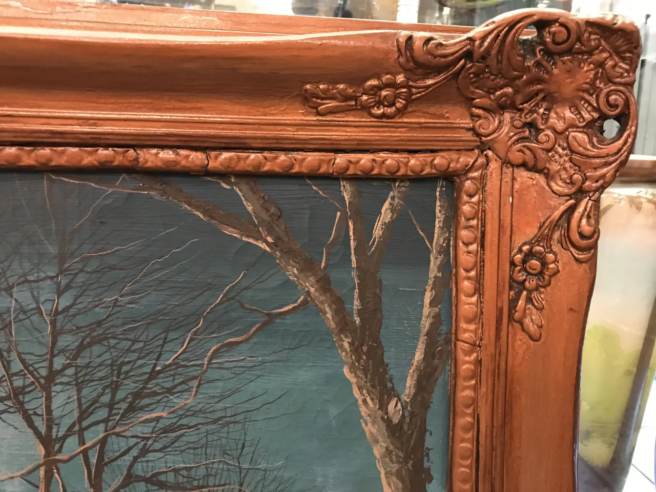 Pintura antiga Crispino com moldura decorativa.