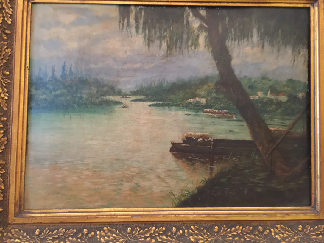 Antiga pintura Crispino de um rio com barcos e vegetação.
