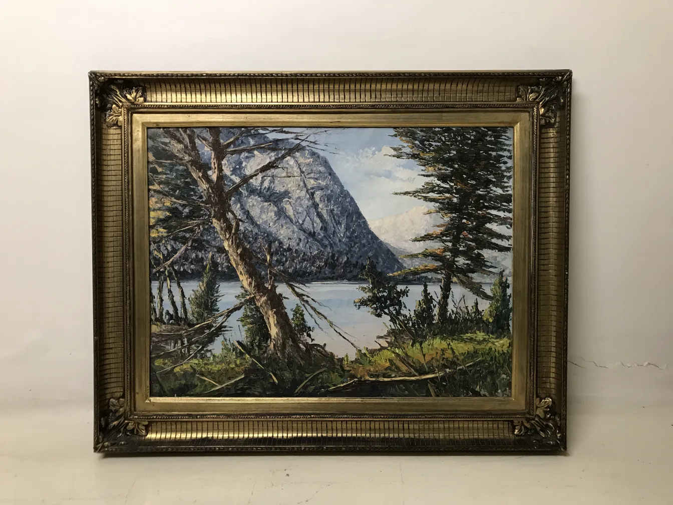 pintura antiga retratando uma paisagem natural com árvores e montanhas.