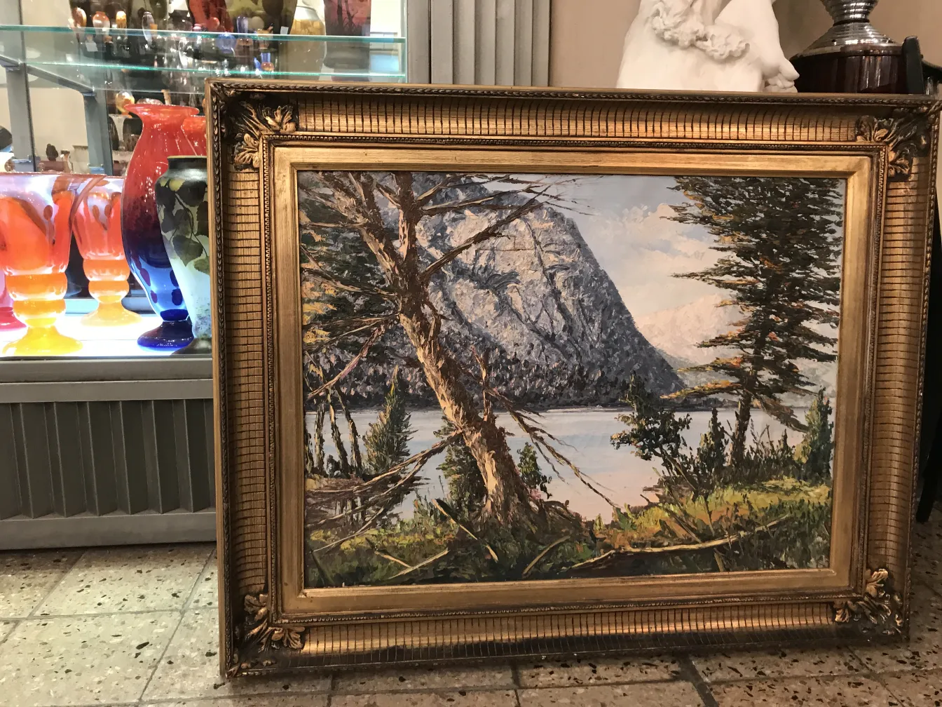 Apresentando uma paisagem natural com árvores e água, em uma moldura dourada