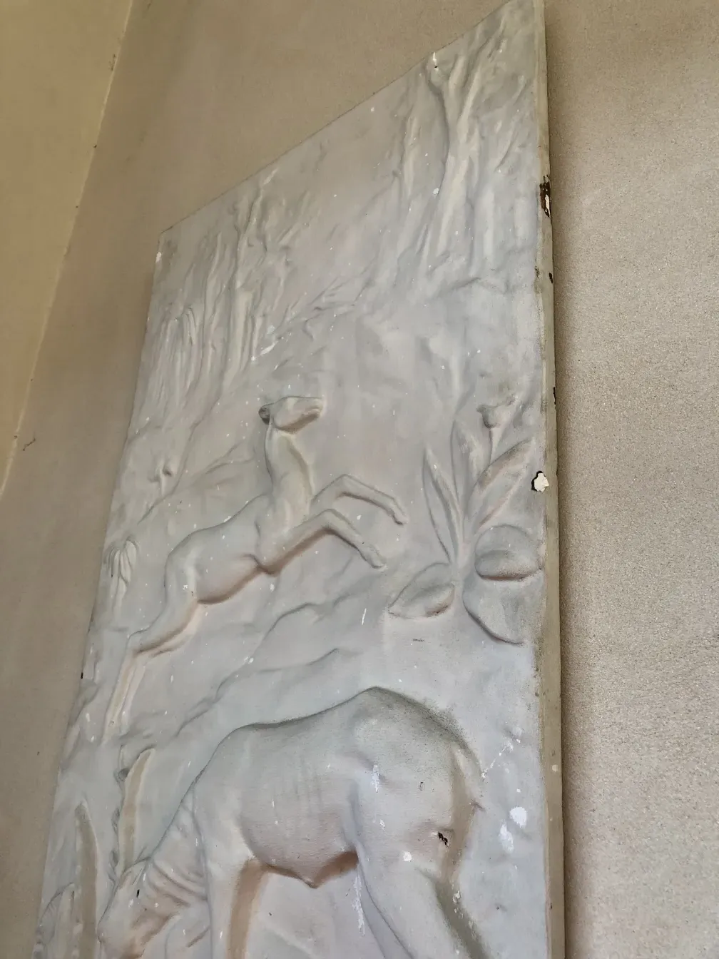 antiga placa de parede com relevo, decorações naturais