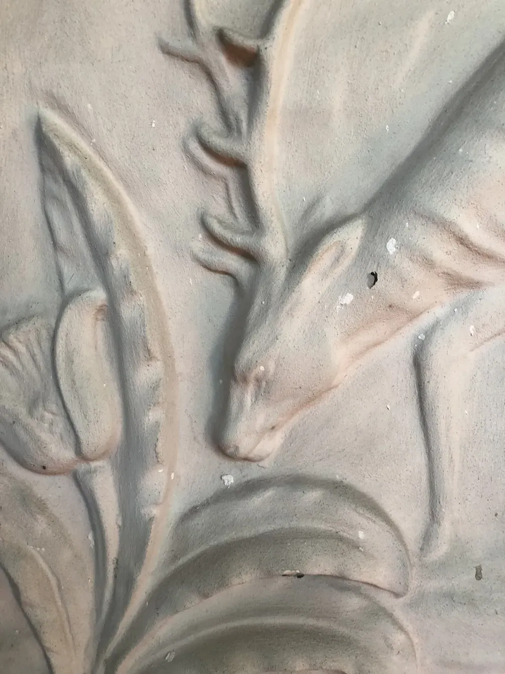 placa decorativa antiga com detalhes florais