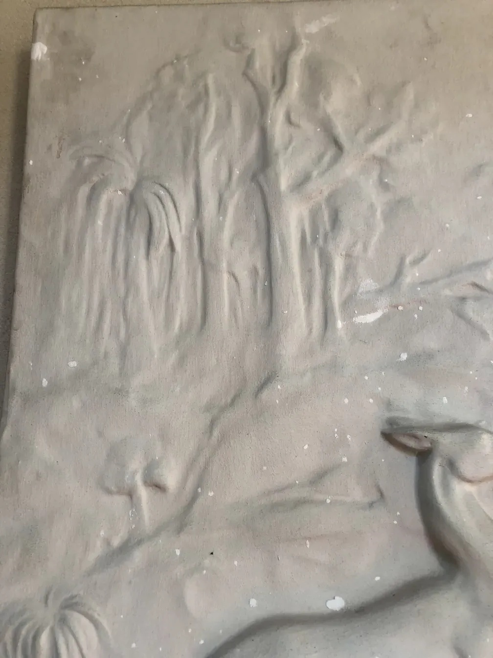 placa de parede antiga com textura sutil e detalhes