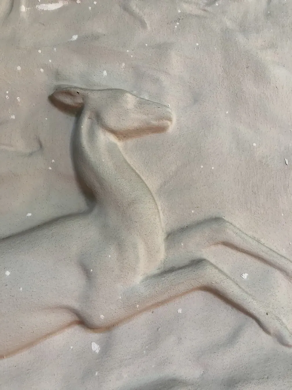 Placa de parede antiga com relevo decorativo, estilo único