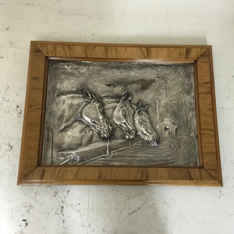 placa de parede antiga em relevo com três cavalos