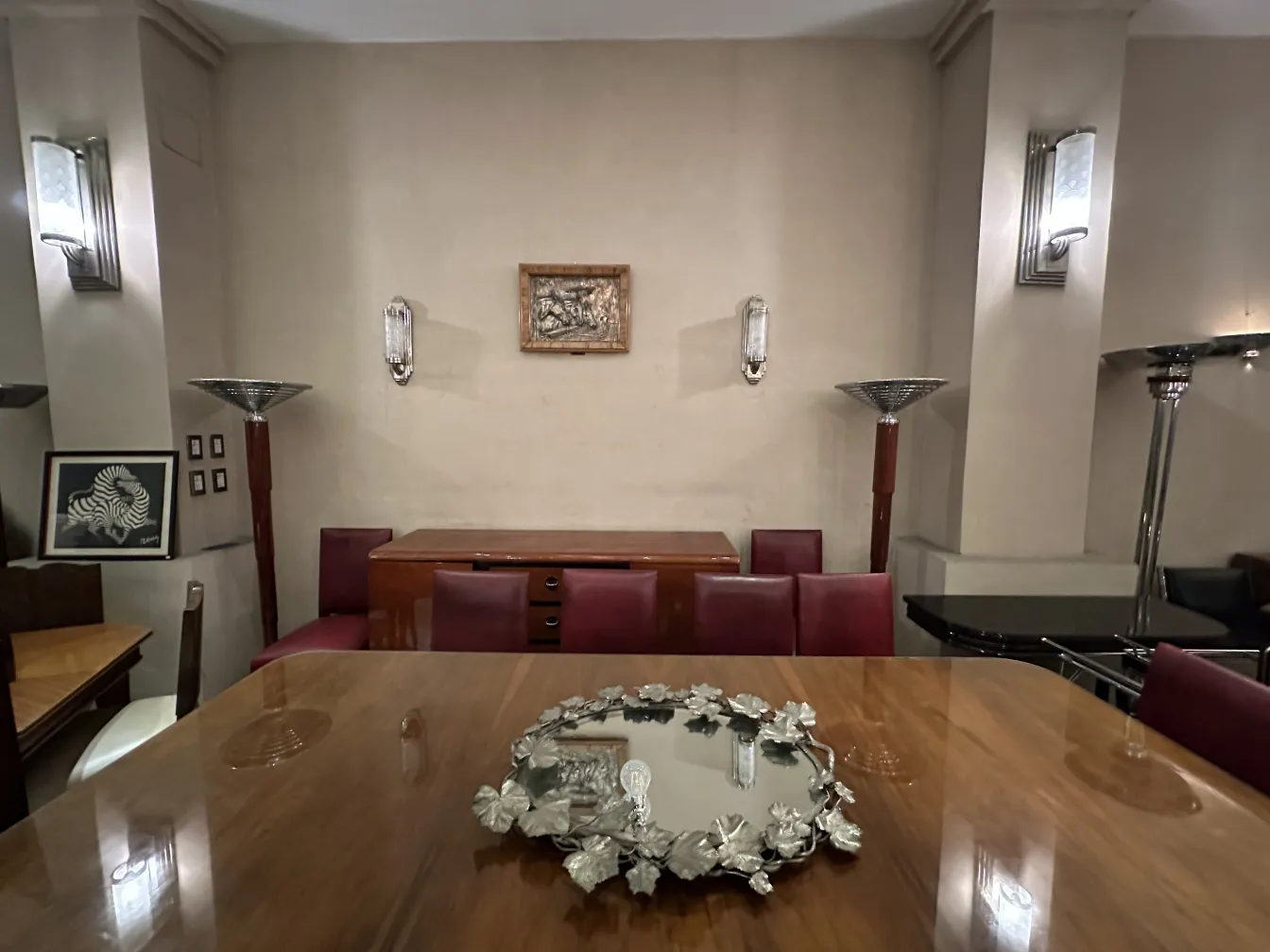 Placa de parede antiga decorativa em ambiente clássico