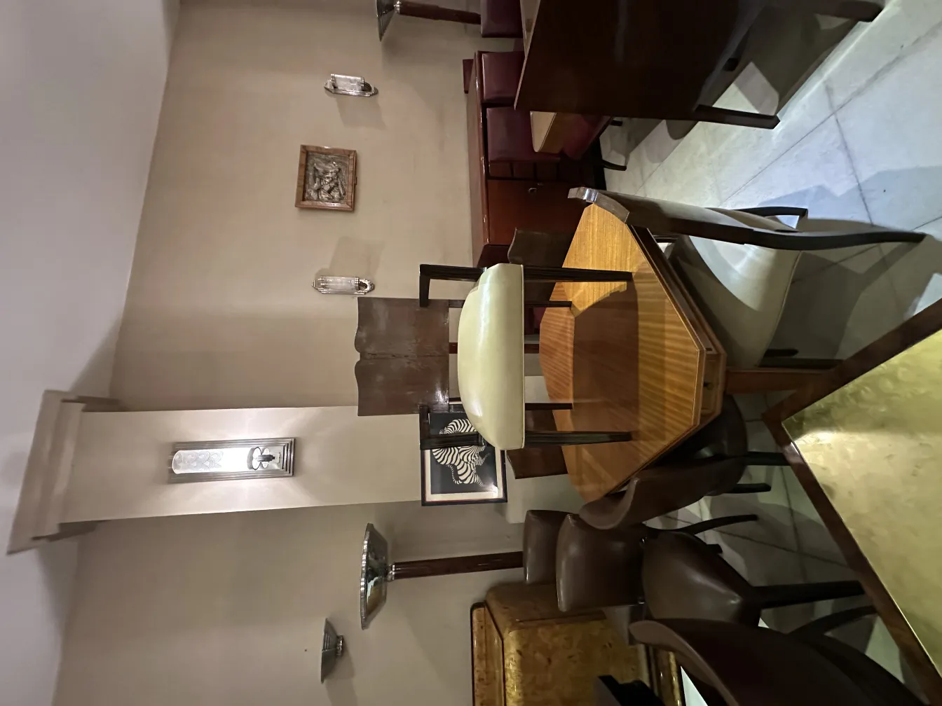 Vista de uma placa de parede antiga em um restaurante com cadeiras e mesas.