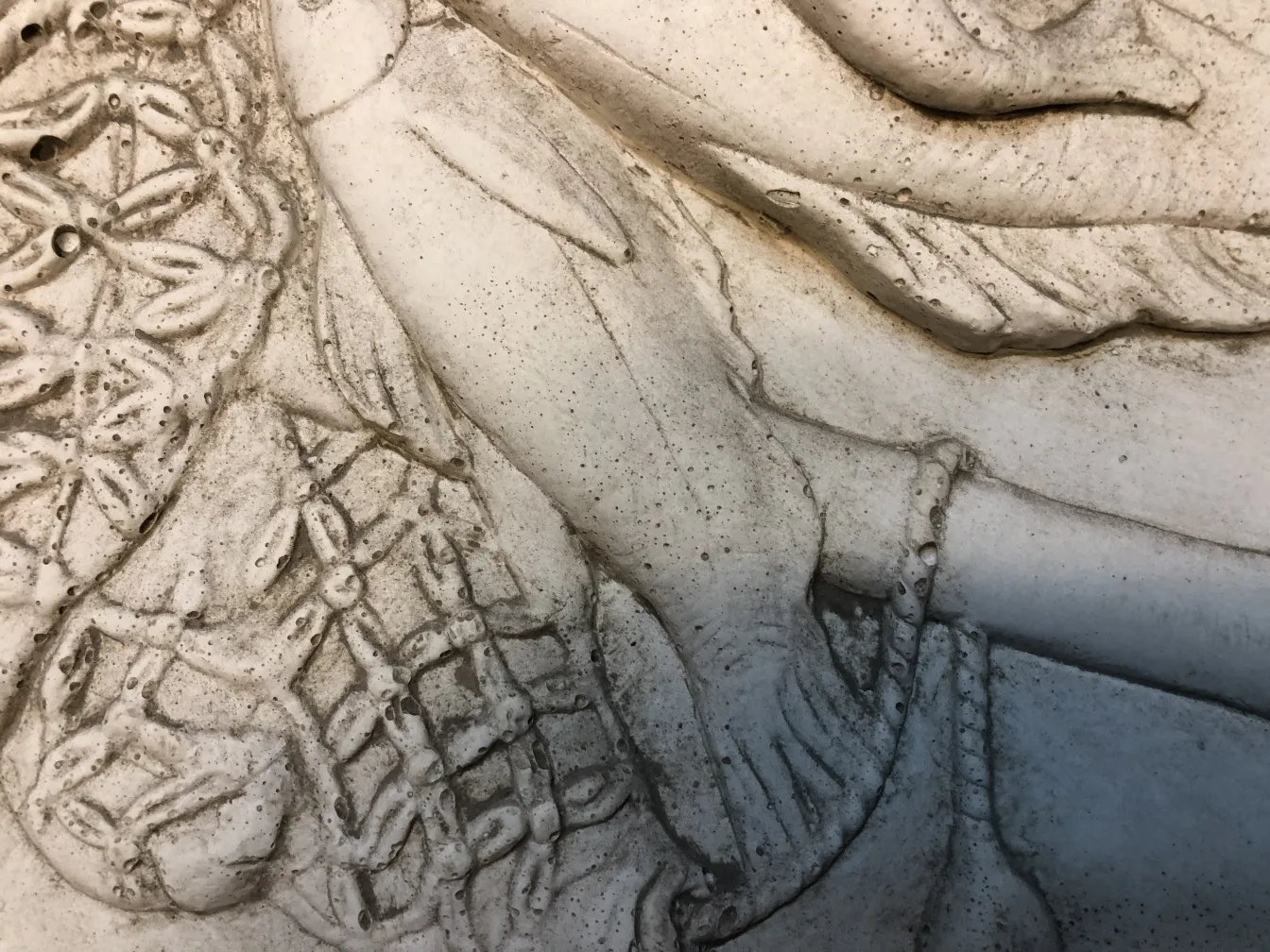 detalhe de uma placa de parede antiga com design de flores em relevo