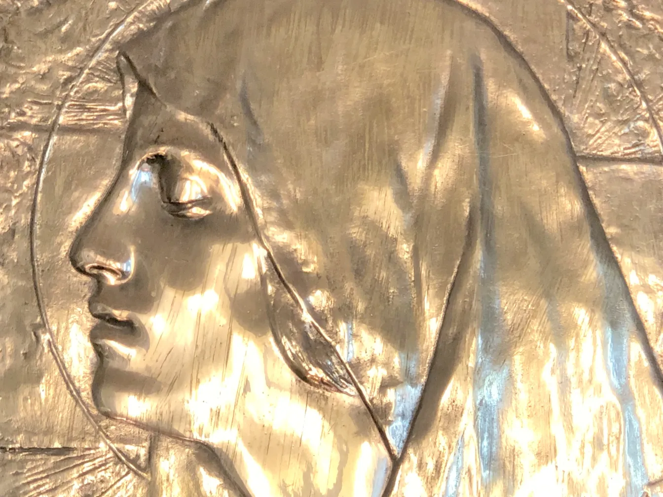 Placa de parede antiga com retrato e detalhes de luz