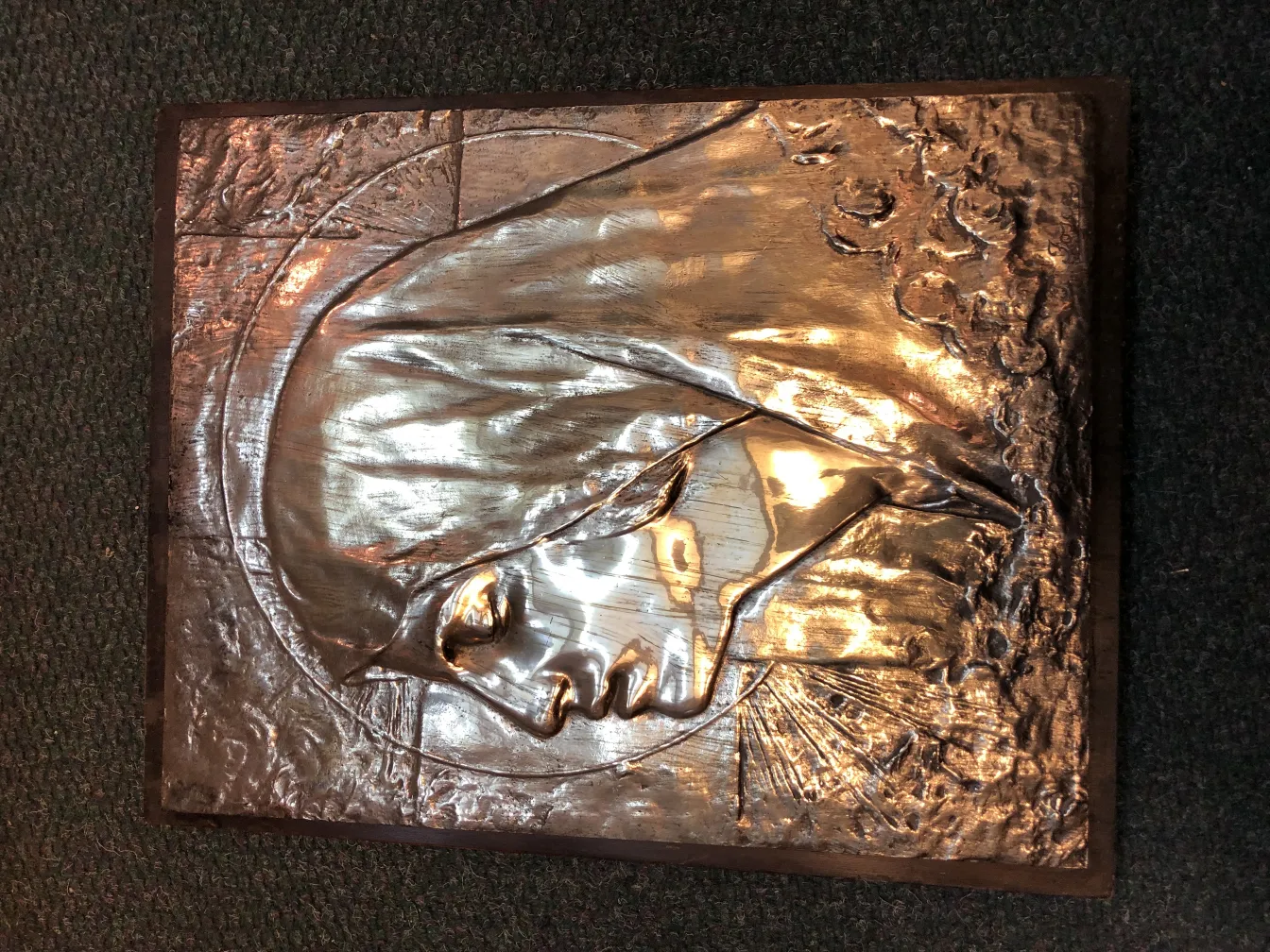 placa de parede antiga com detalhes em relevo