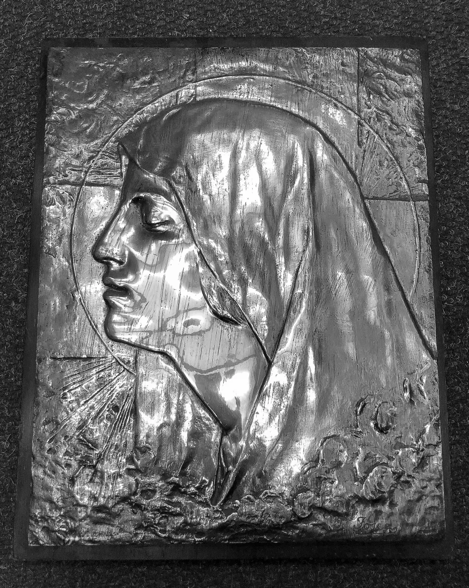 placa de parede antiga com figura em relevo