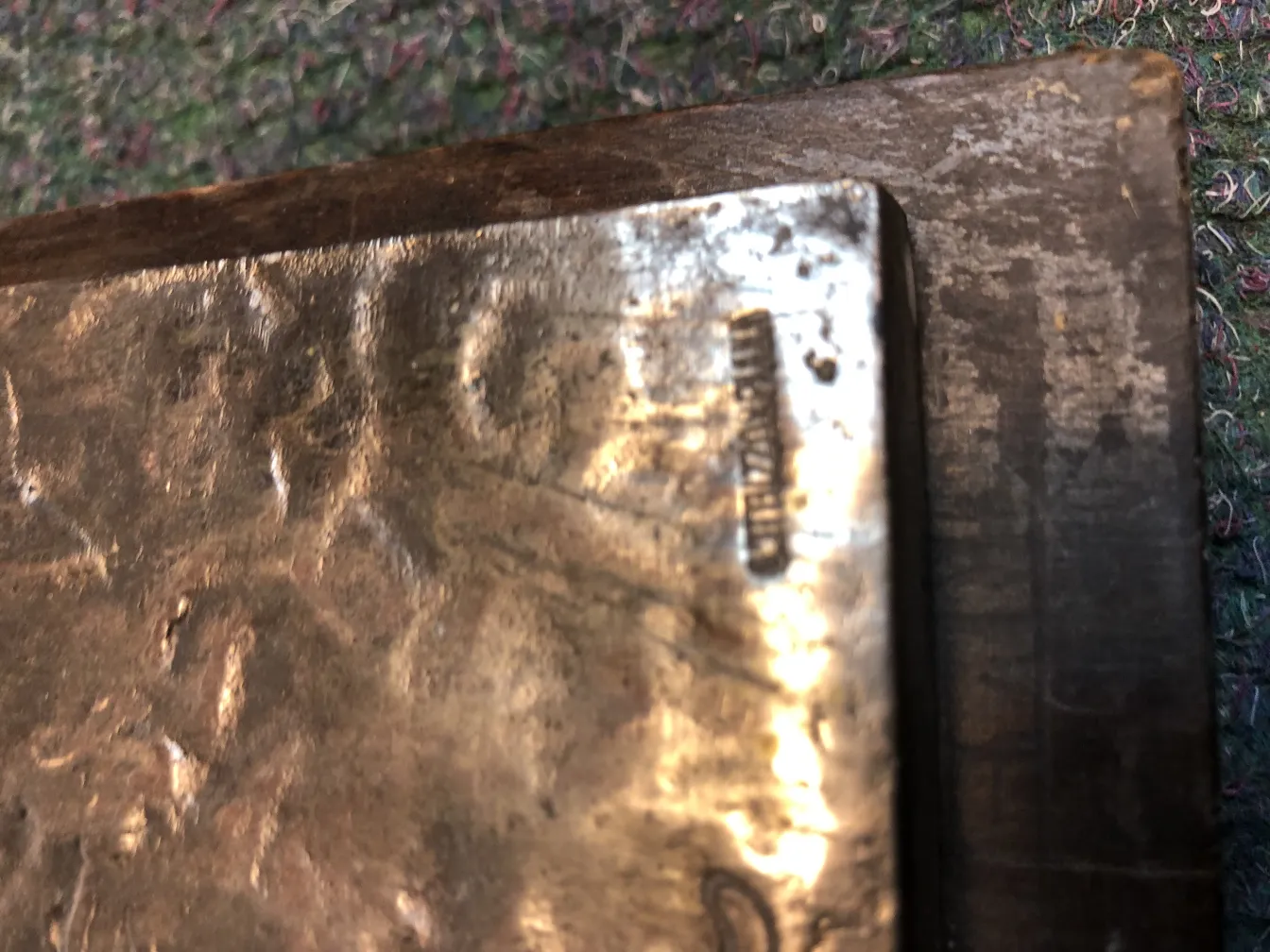 Placa de parede antiga decorativa com detalhes visíveis.