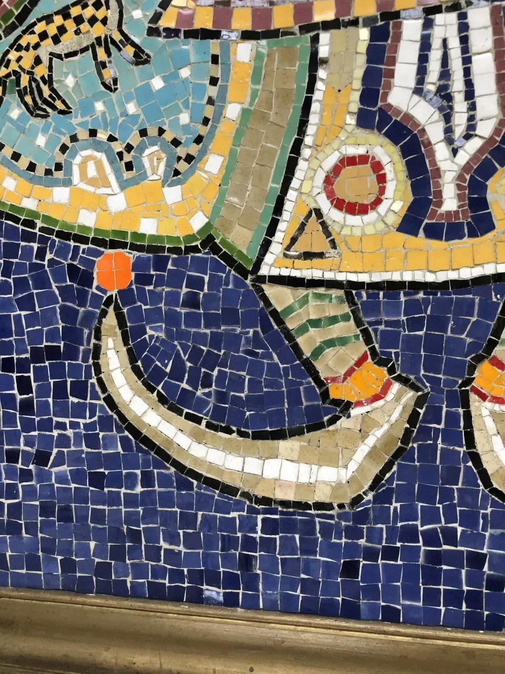 Quadro de mosaico antigo com cores vibrantes e formas