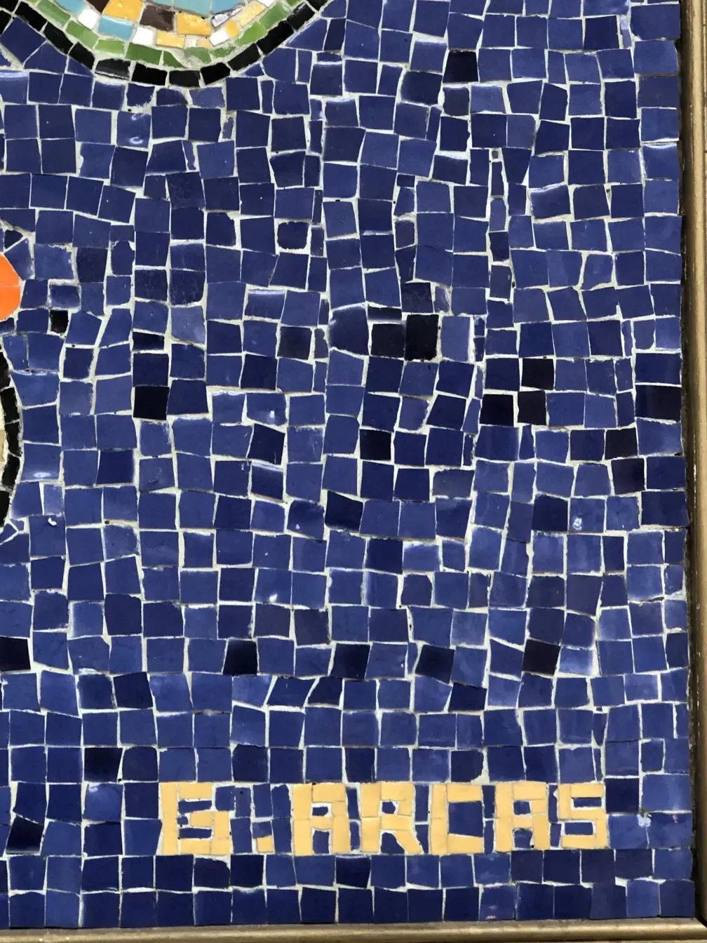 Quadro de mosaico antigo em tons de azul e formas variadas, criando uma atmosfera vibrante.