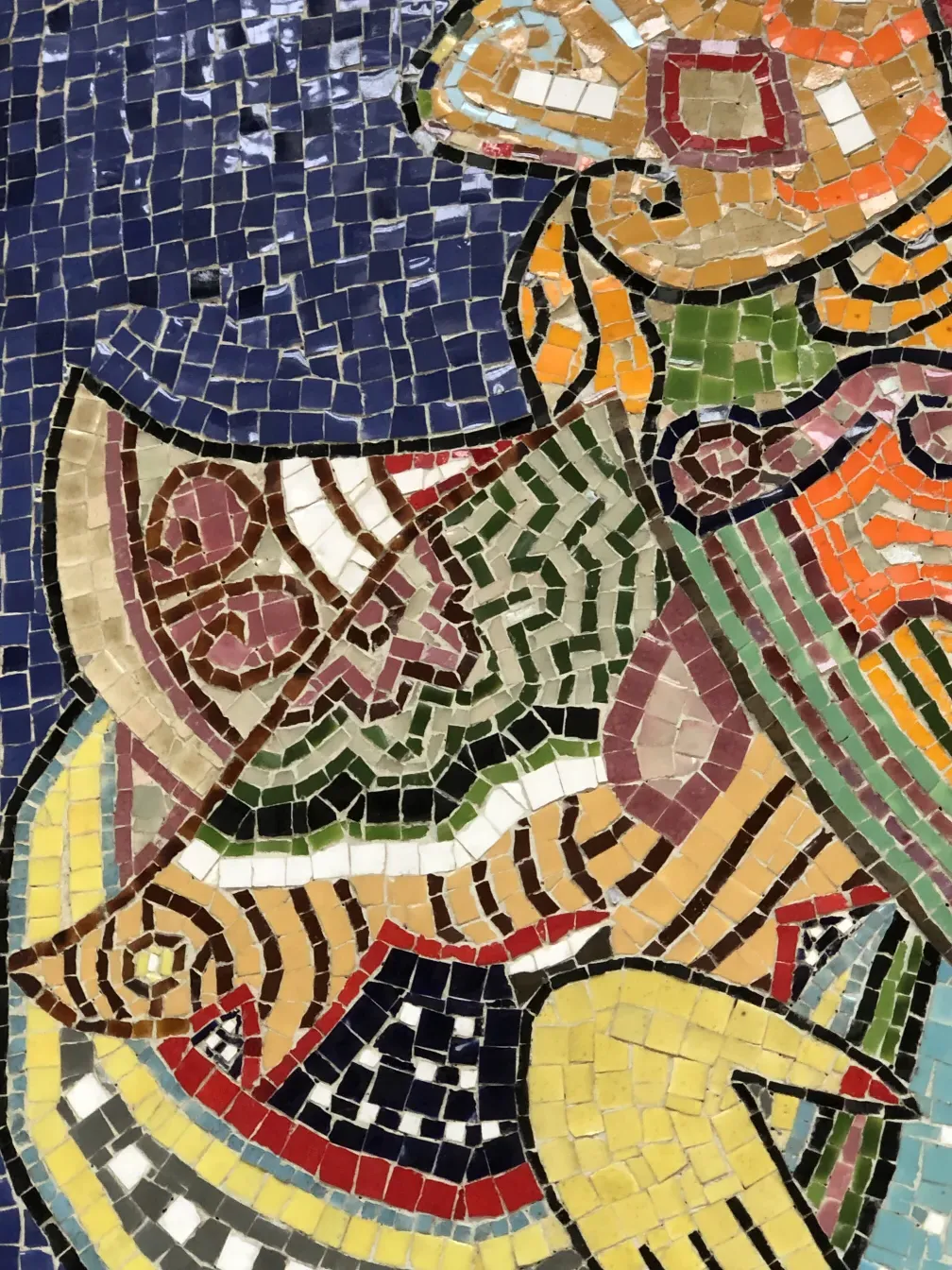 Quadro de mosaico antigo com cores vibrantes e padrões intrincados.