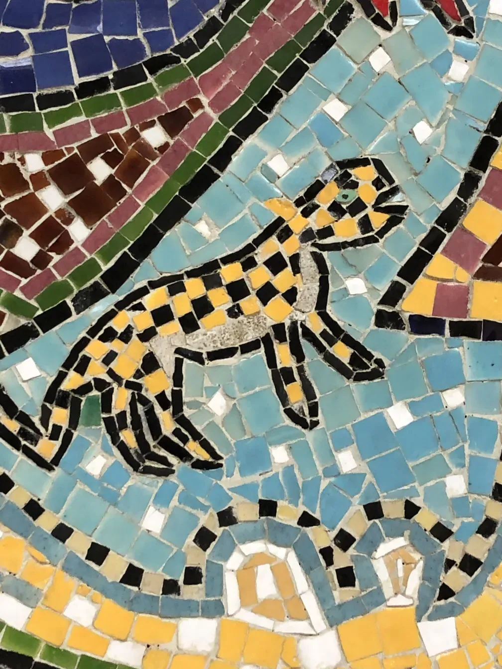 Quadro de mosaico antigo com cores vibrantes e figuras de animais