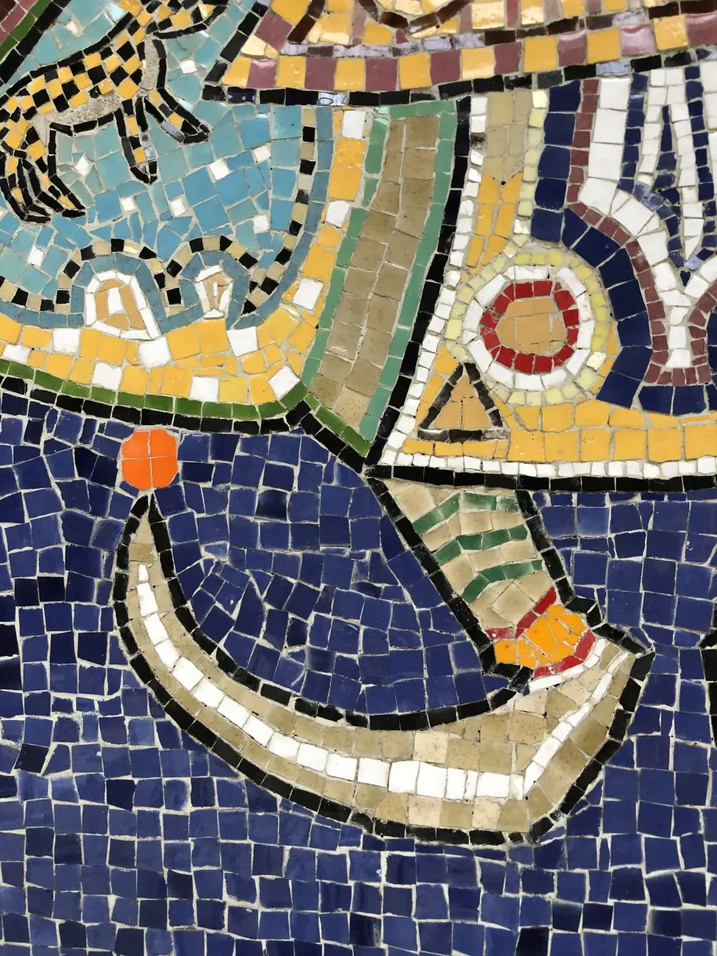detalhe de um quadro de mosaico antigo com cores vibrantes e formas variadas