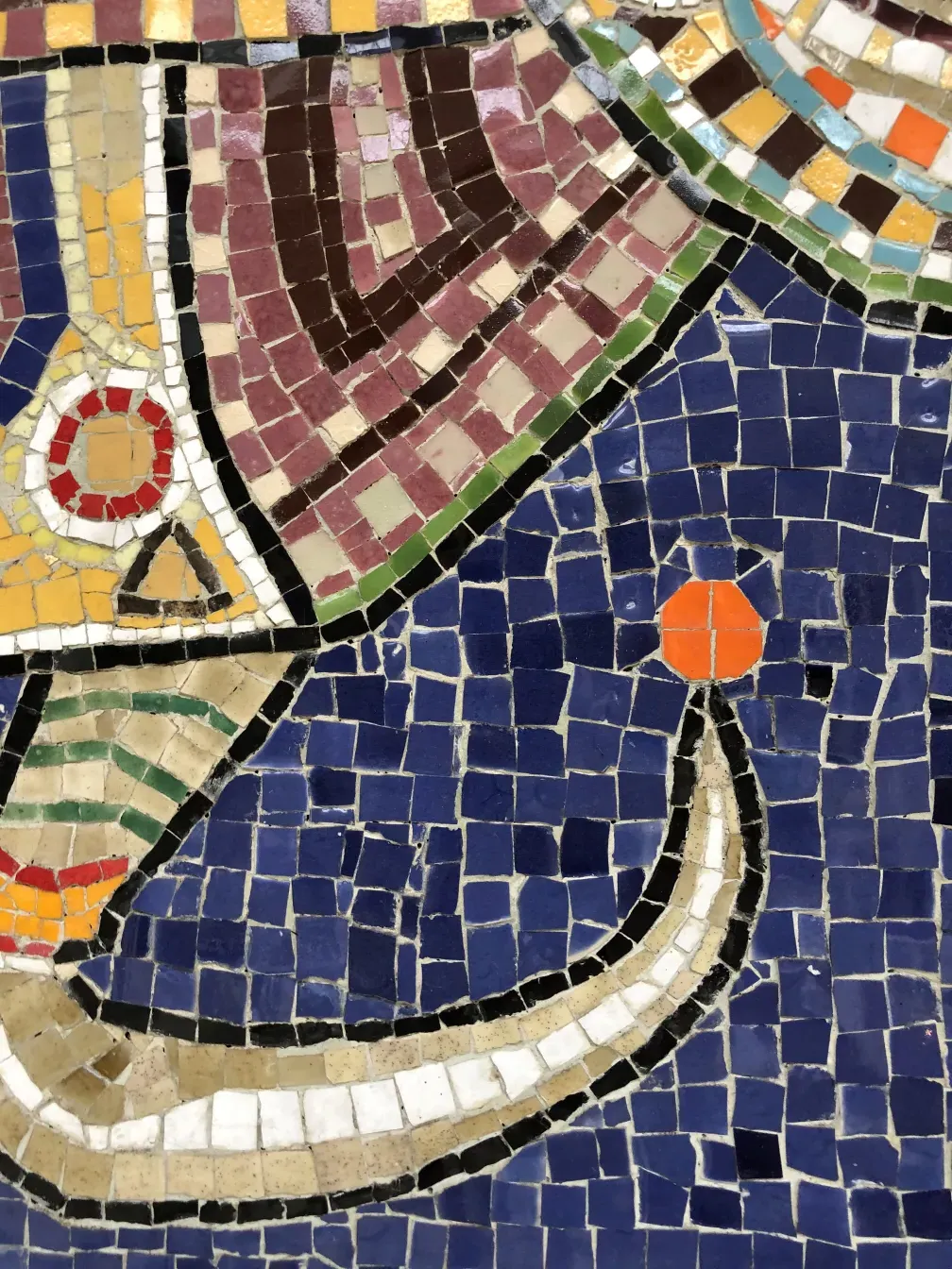 Antigo quadro de mosaico com cores vibrantes e formas abstratas.