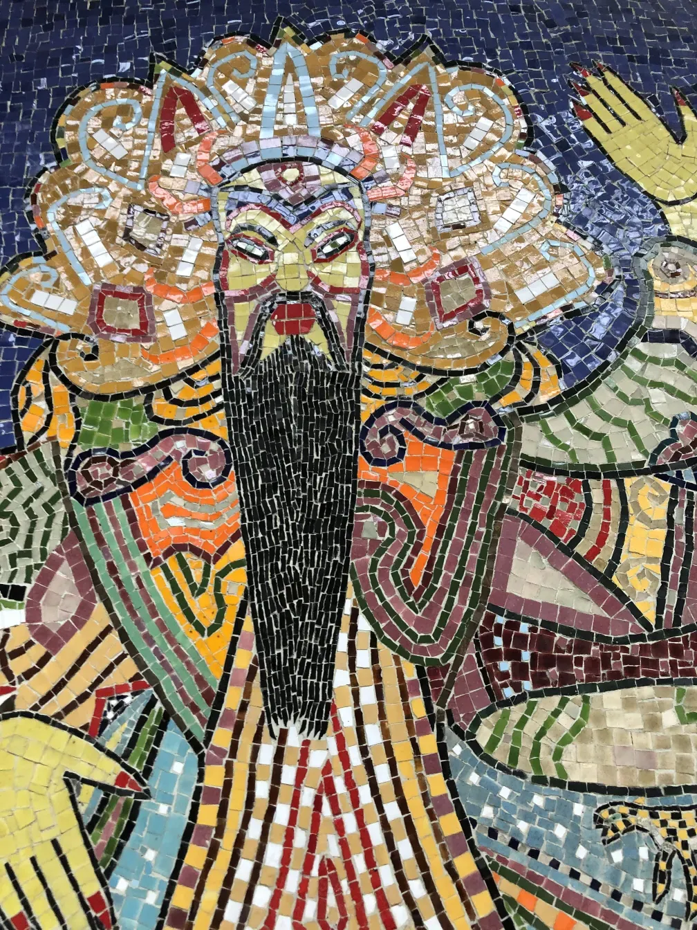 Quadro de Mosaico antigo com detalhes coloridos em um fundo decorativo.