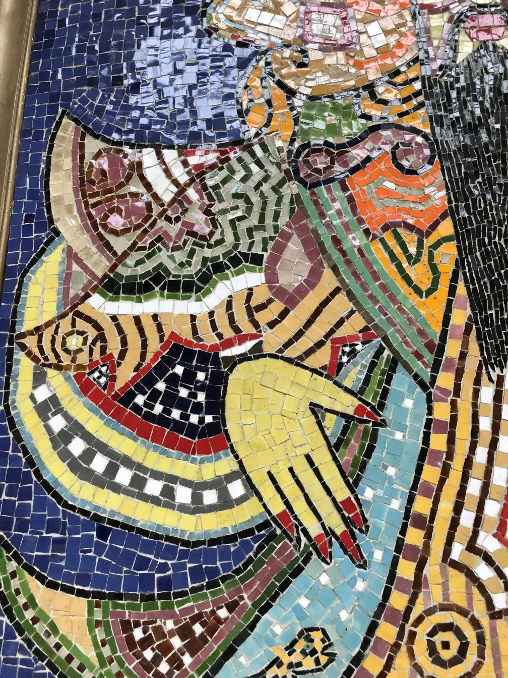 Quadro de mosaico antigo decorativo com cores variadas.