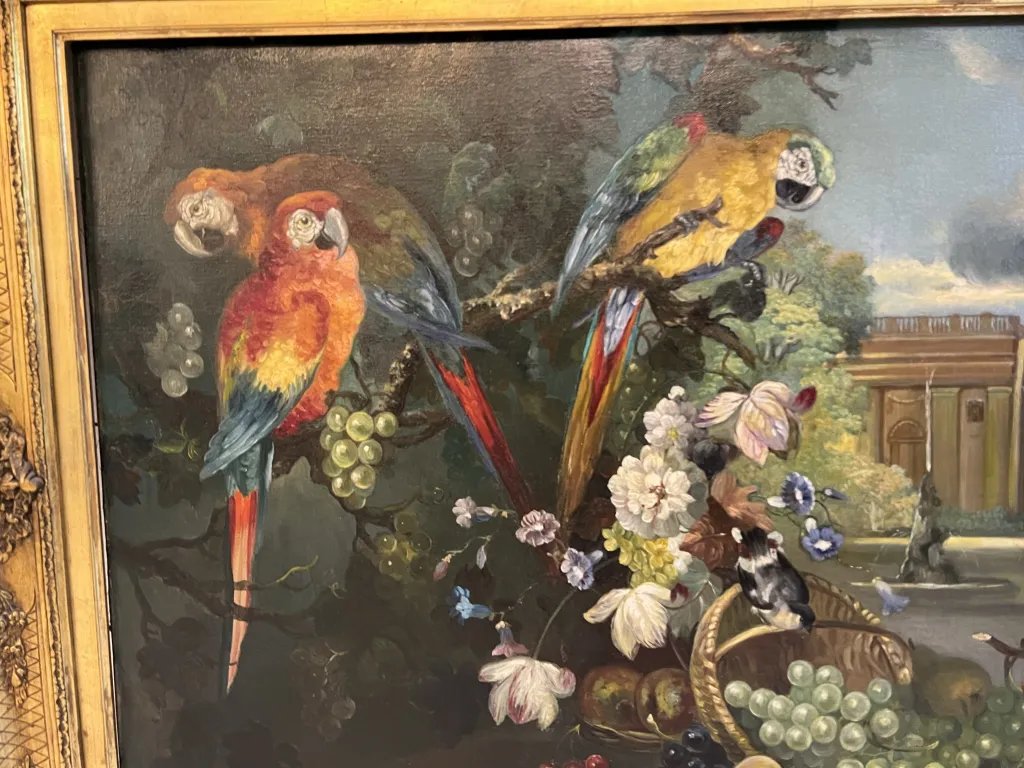 Pintura antiga com pássaros coloridos em ambiente natural.