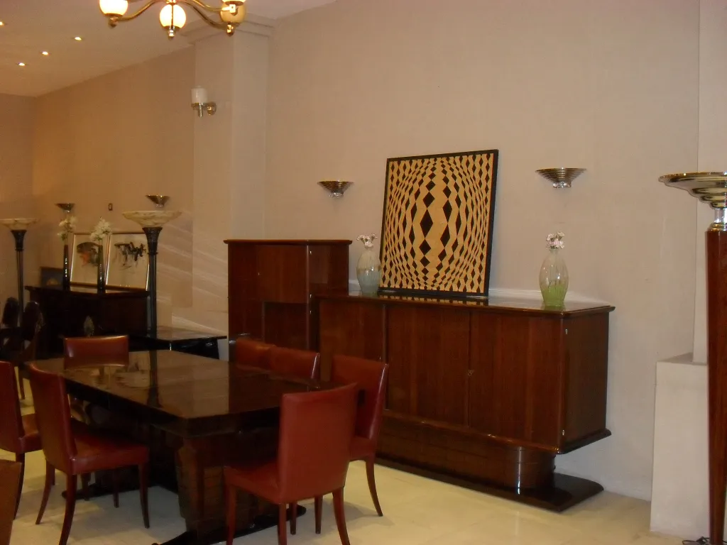 Mesa de jantar com marchetaria antiga decorativa