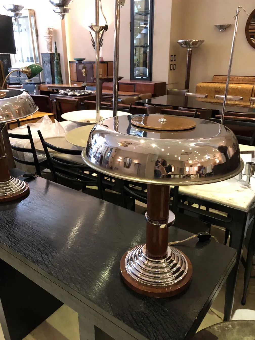 duas lâmpadas de mesa antigas em um ambiente aconchegante