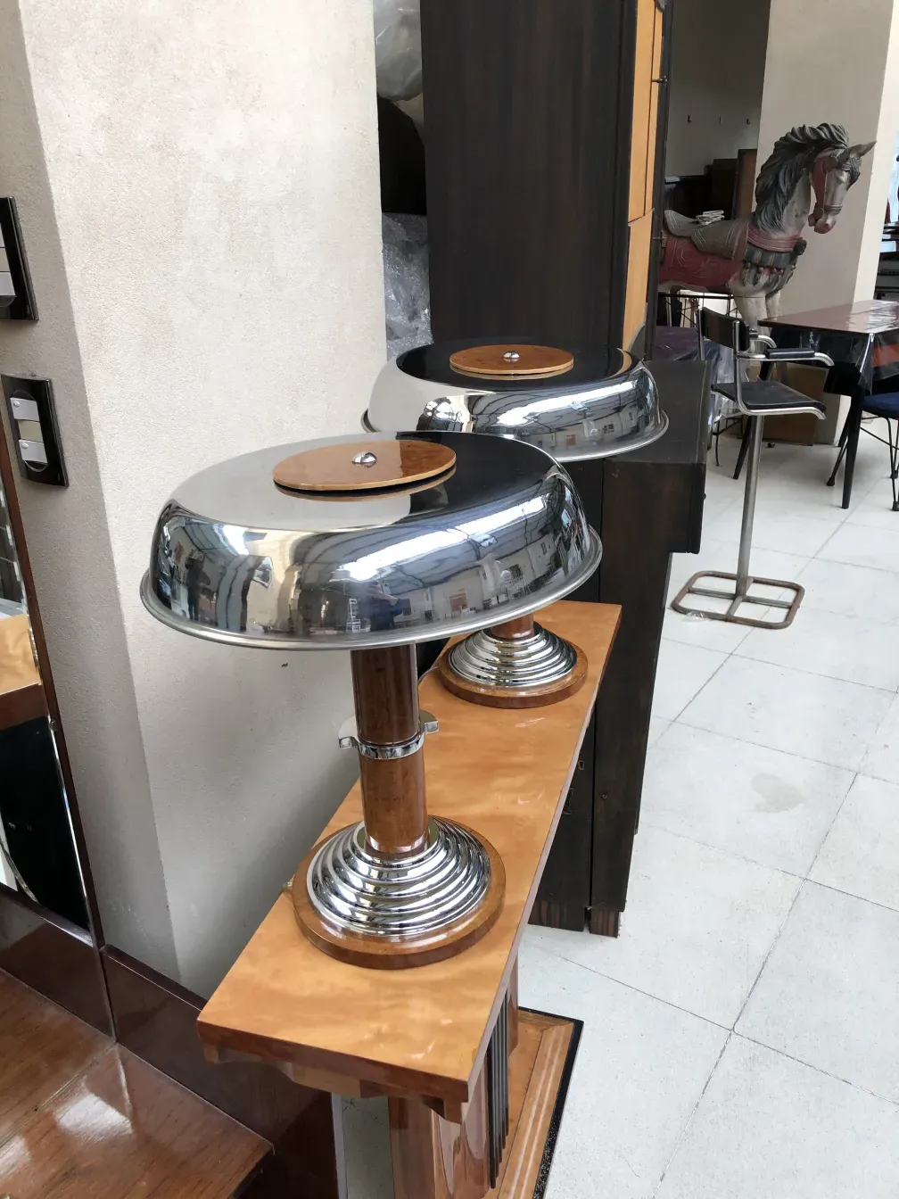 Duas lâmpadas de mesa antigas com bases redondas e brilho, colocadas em um ambiente elegante.