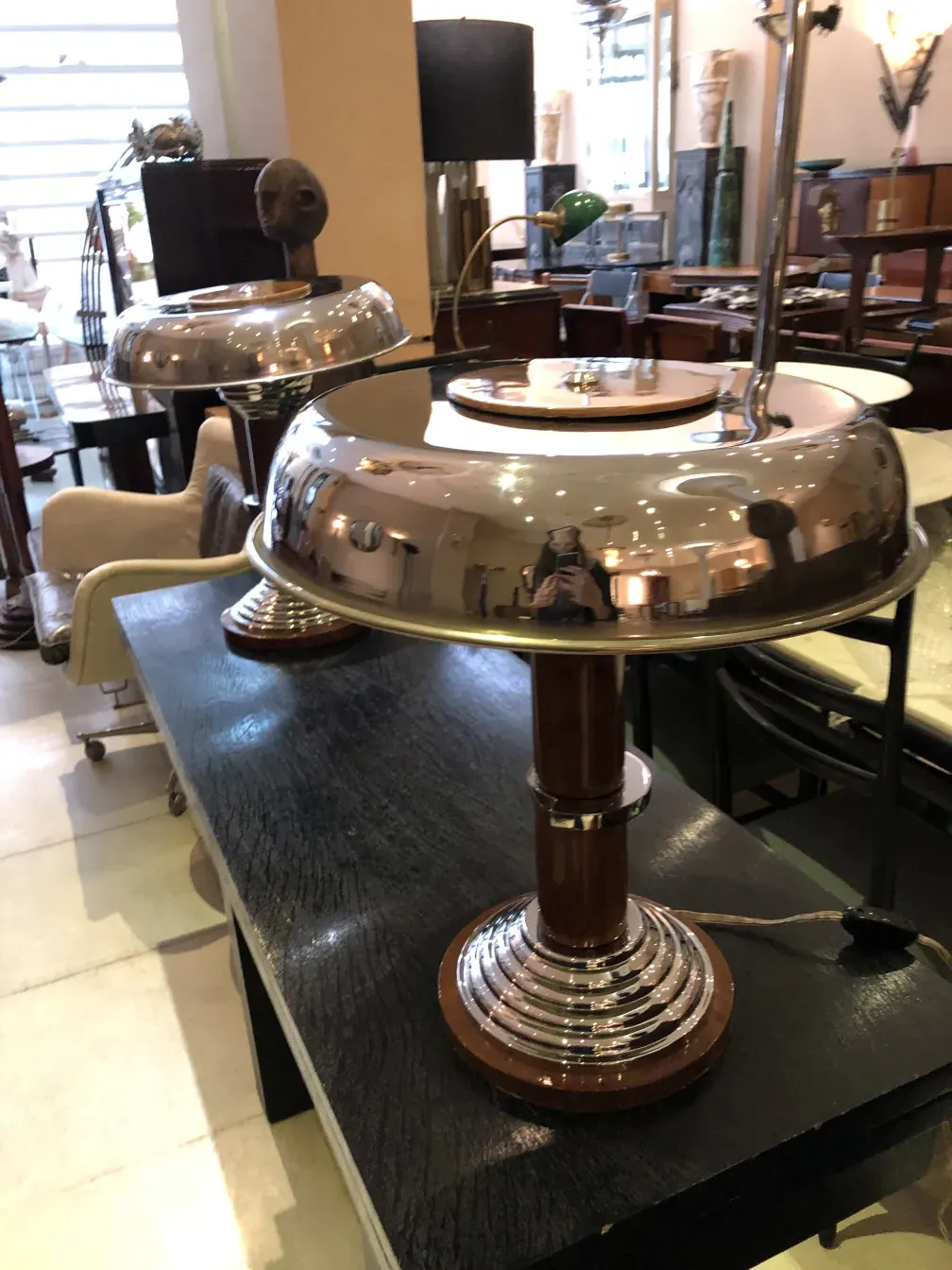 duas lampadas de mesa antigas com design elegante