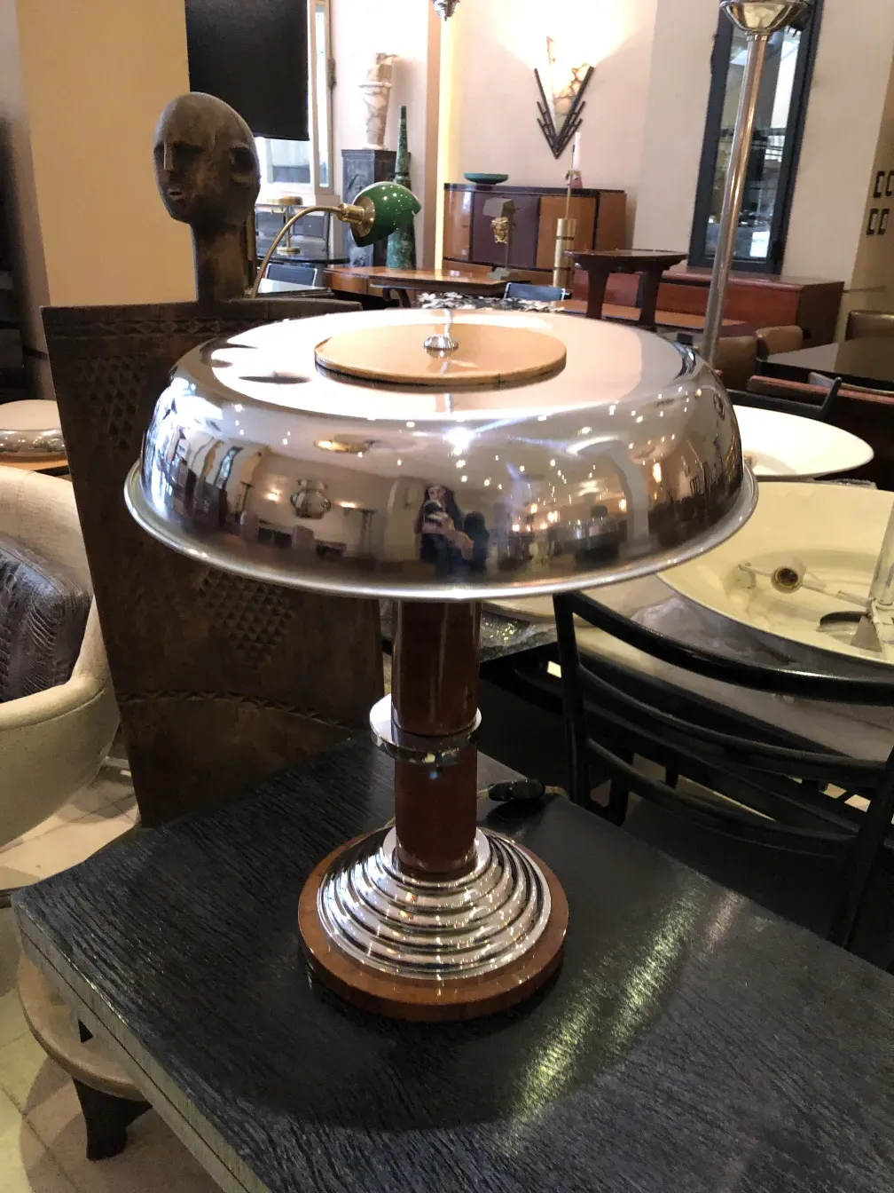 Duas lâmpadas de mesa antigas com base elegante e brilhante