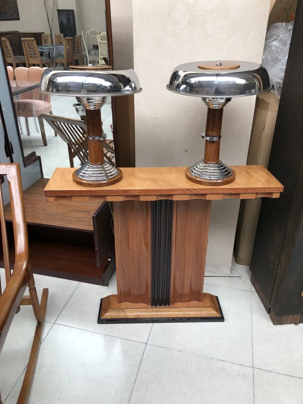 Duas lampadas de mesa antigas com design elegante, apresentando bases redondas e acabamentos brilhantes, realçando um ambiente acolhedor e clássico.