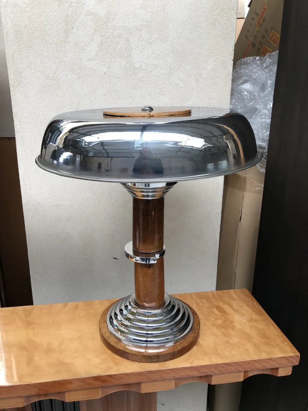 2 lâmpadas de mesa antigas com acabamento brilhante e base decorativa