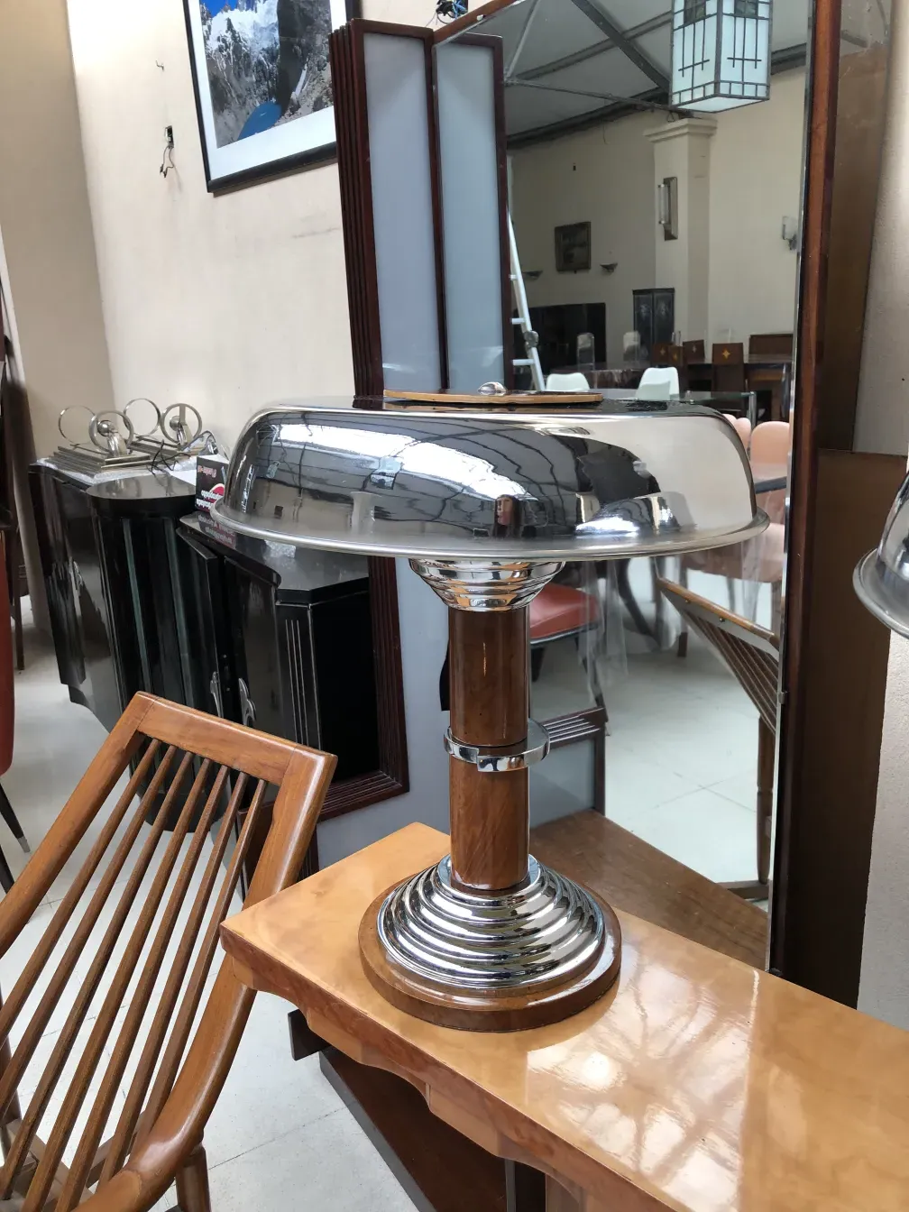 duas lâmpadas de mesa antigas com base brilhante, em um ambiente elegante.