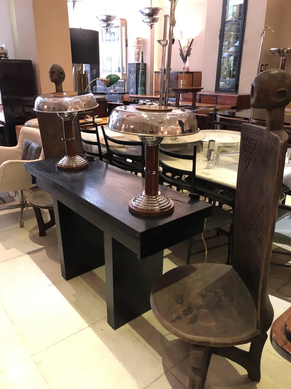 2 lâmpadas de mesa antigas com base elegante e design clássico em um ambiente acolhedor.