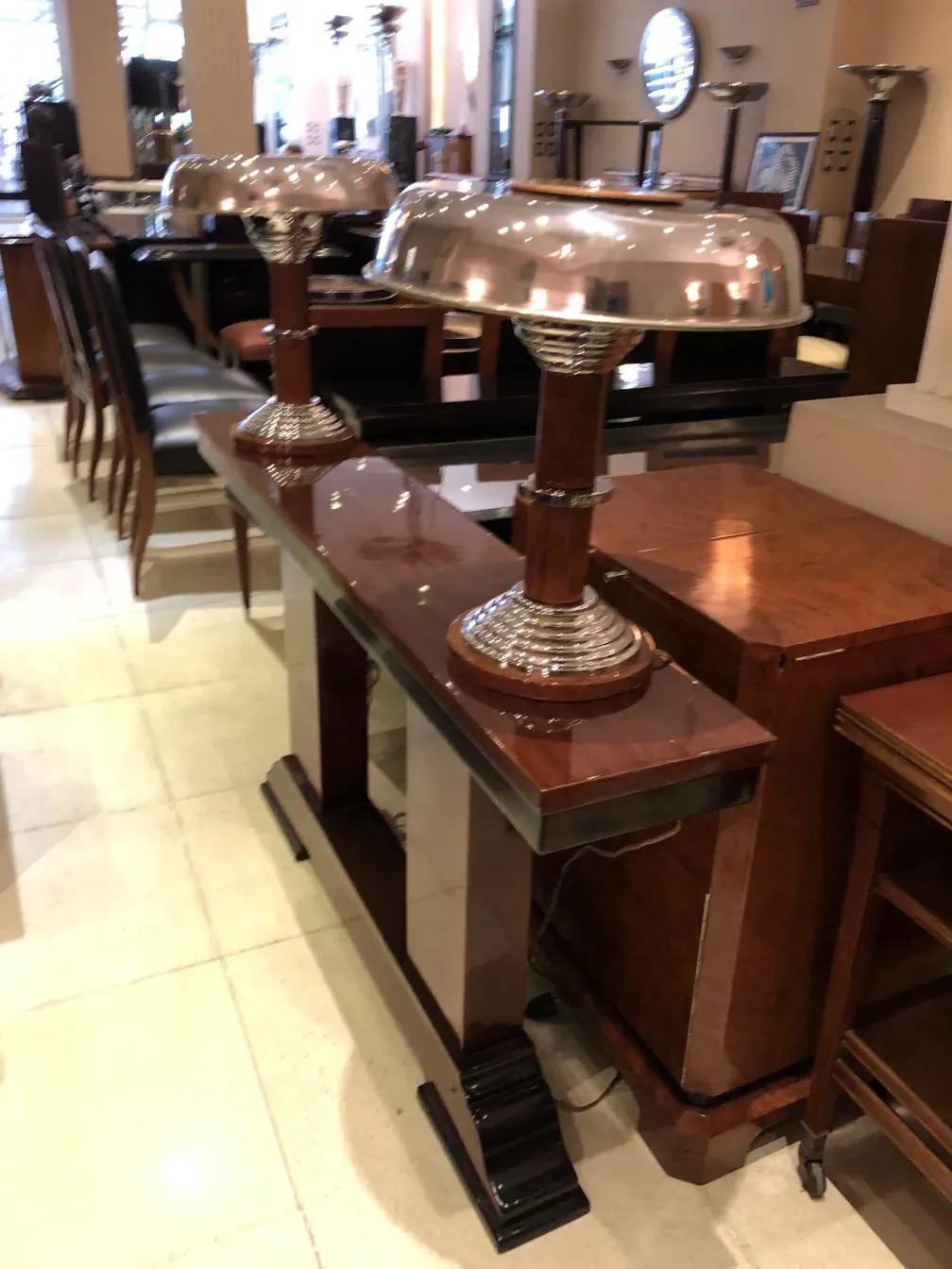 Vista de 2 lâmpadas de mesa antigas com base decorativa