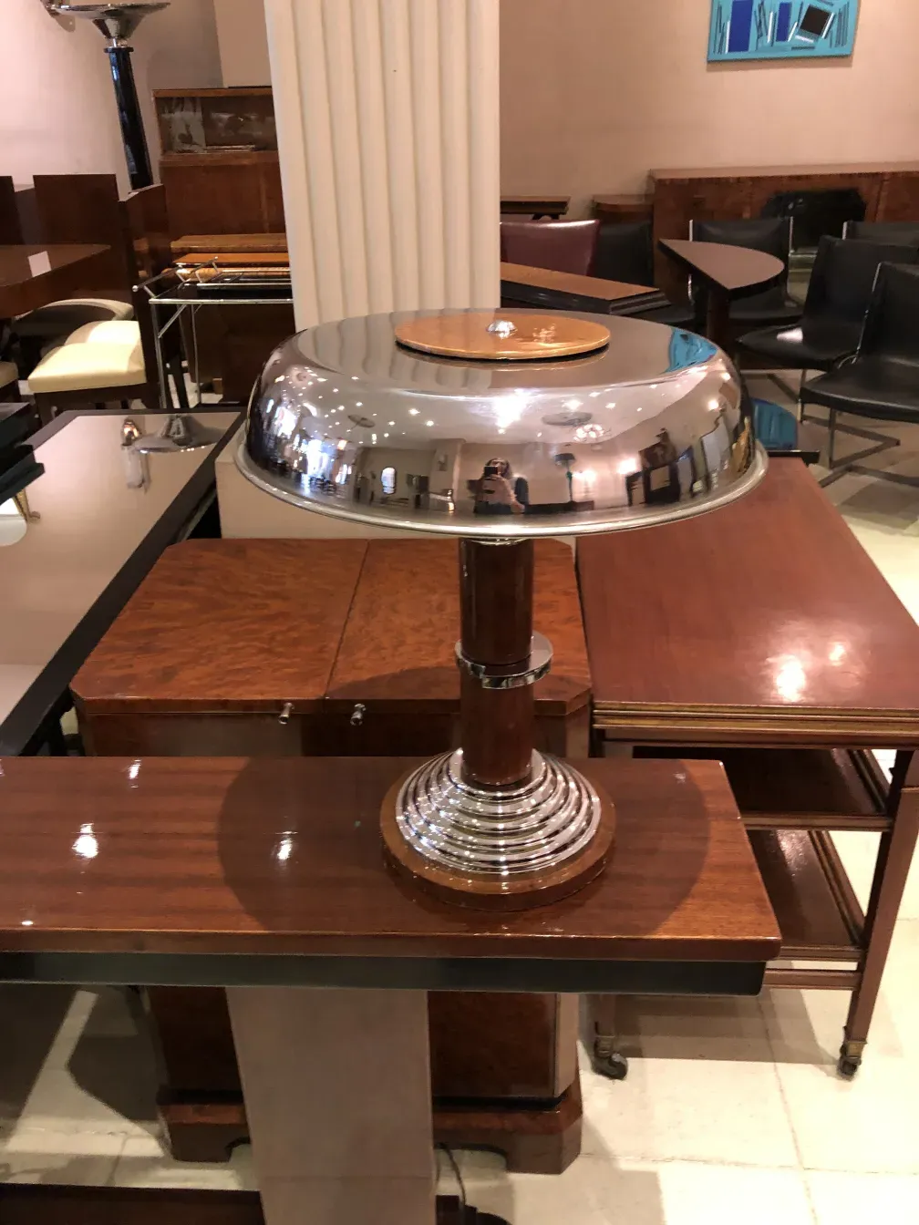 vista lateral de 2 lâmpadas de mesa antigas, com base decorativa e cúpula brilhante