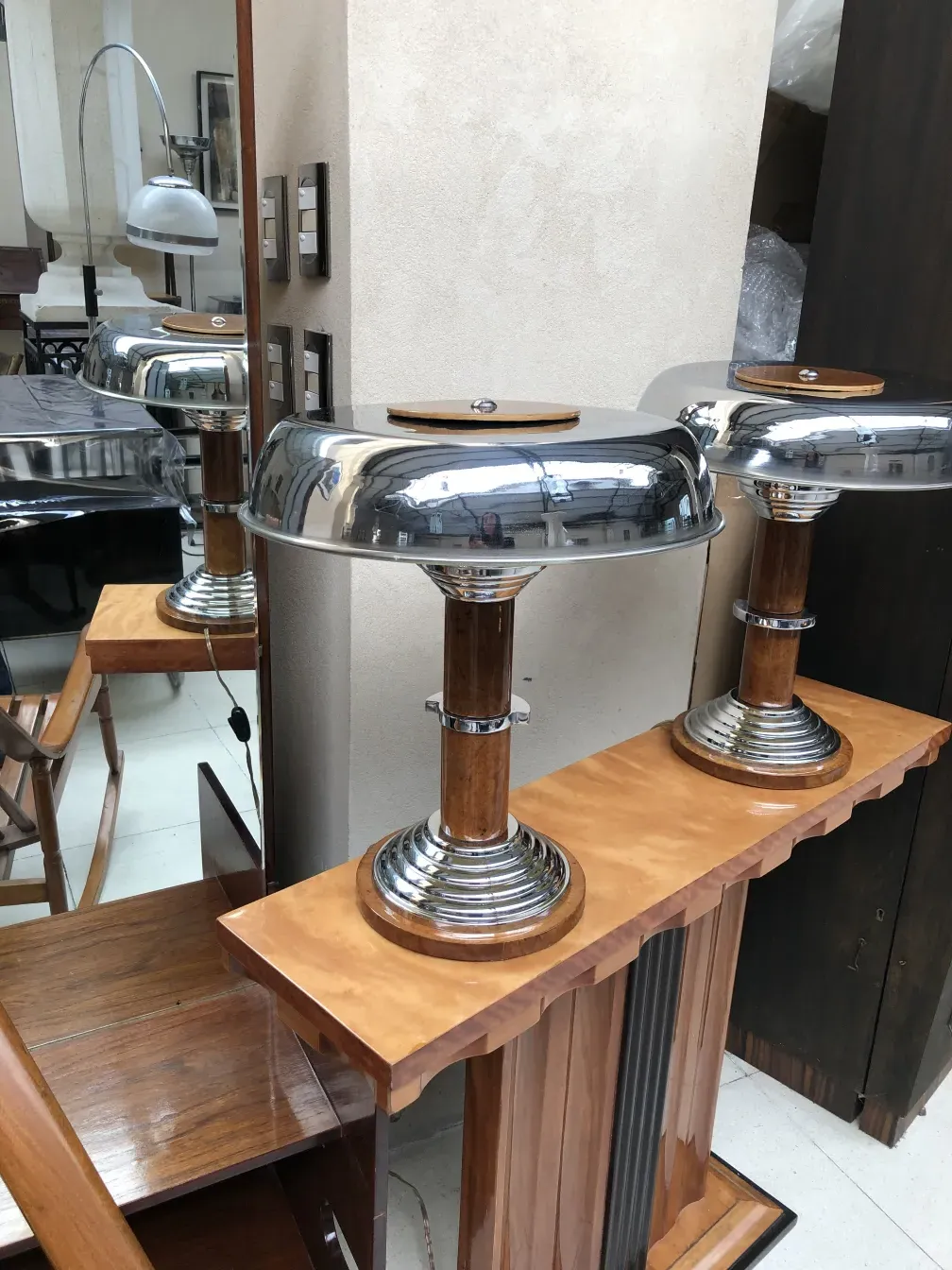 duas luminárias de mesa antigas com bases de metal e madeira