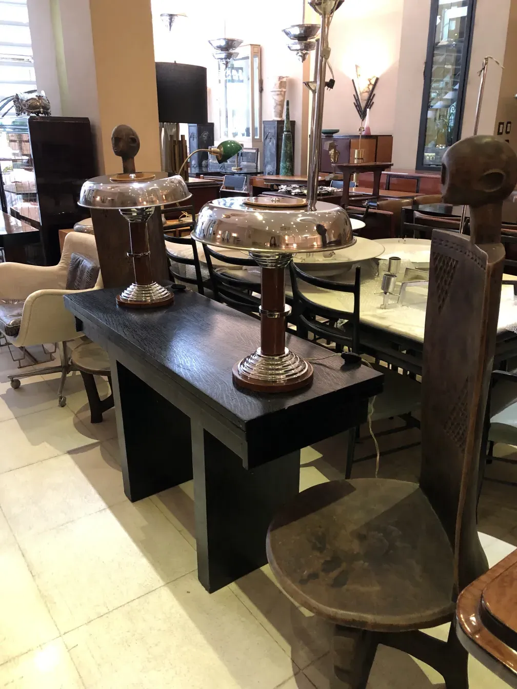 Conjunto de duas lâmpadas de mesa antigas com bases decorativas