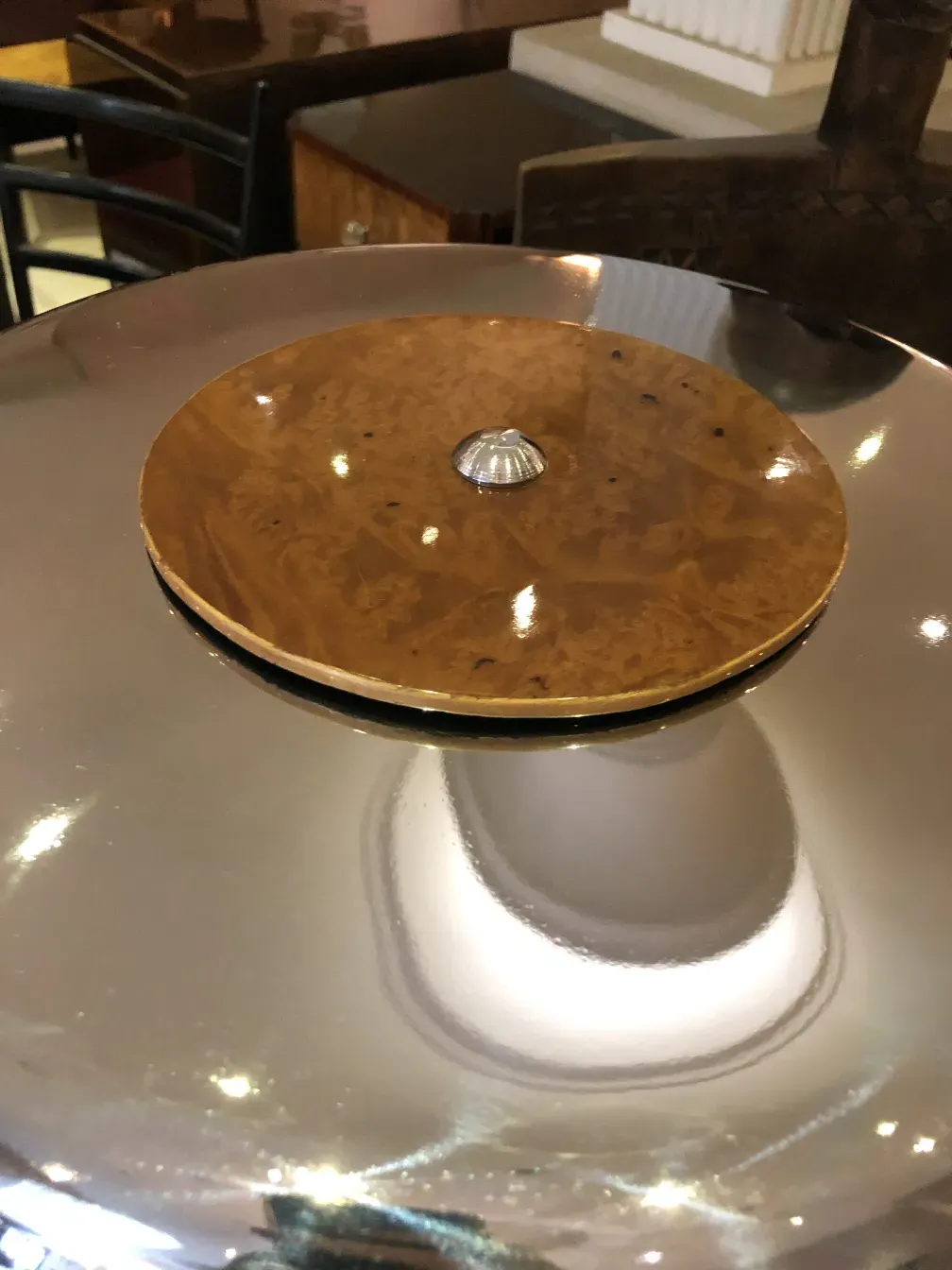 Vista superior de 2 lâmpadas de mesa antigas com detalhes decorativos em um ambiente clássico