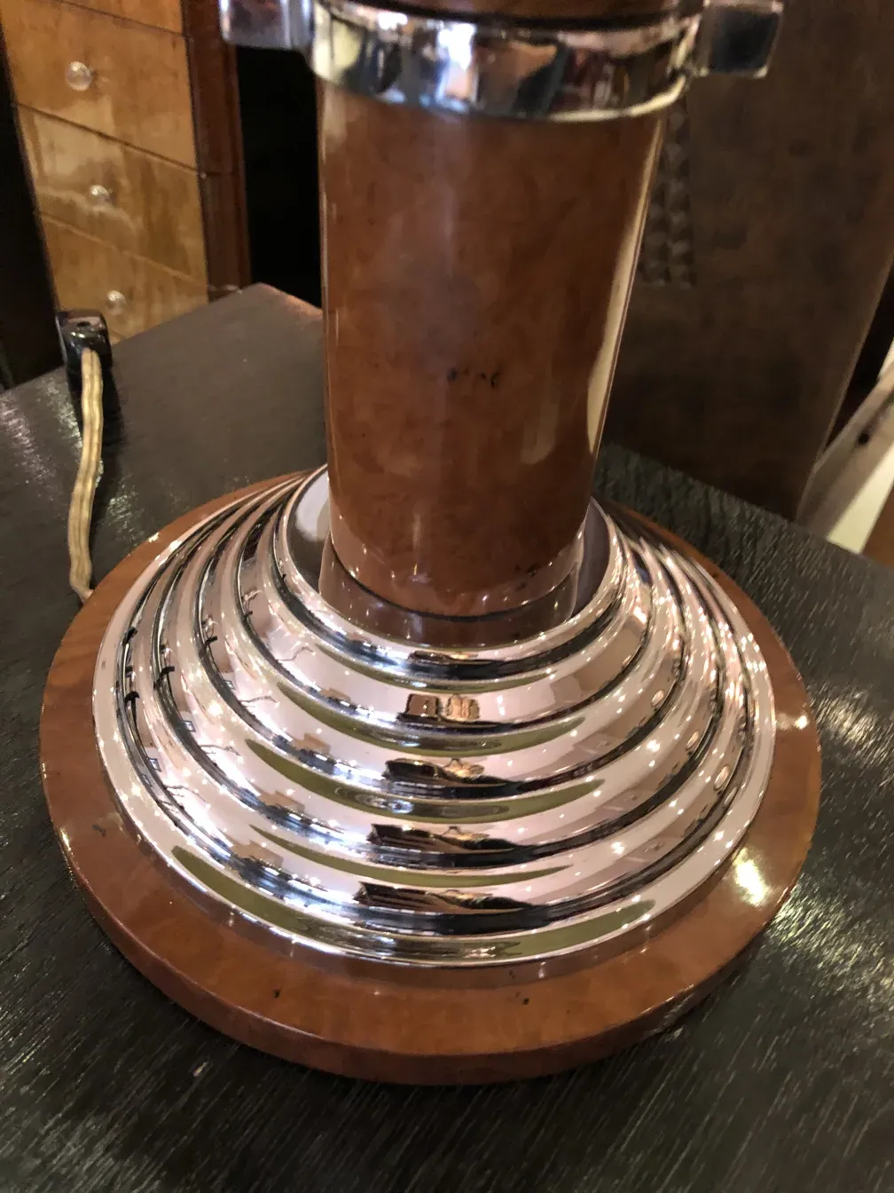 Duas lâmpadas de mesa antigas com estilo contemporâneo, decorativas.